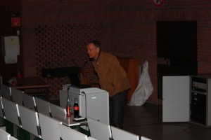 Bardo kündigt die Show an.