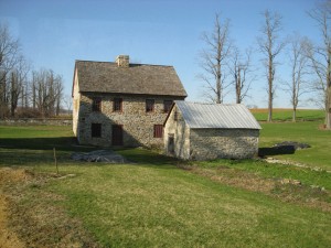 Ein typisches Pennsylvania German House, hier sogar eines der ältesten in der Region, mit dem typischen zentralen Schornstein und einem 3-Zimmer-Grundriss.