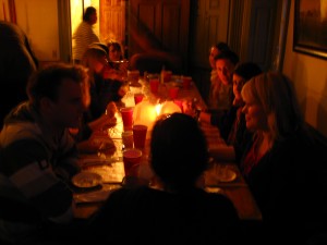 Der krönende Abschluss des Tages: Dinner im Hottgenstein Haus bei Professor Robert Reynold. Im Dining Room gibt es nach wie vor kein elektrisches Licht!