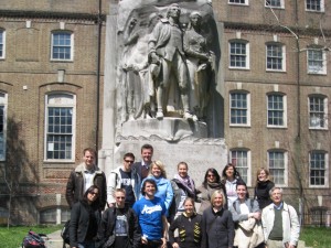 Gruppenfoto am Pastorius-Denkmal zu Ehren der Founding Fathers
