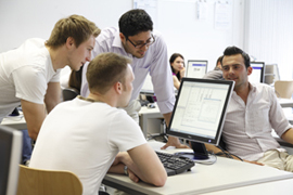 Studenten im PC Pool