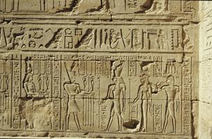 Das Königspaar mit Opfergaben vor der Triade des Tempels von Edfu (©Dagmar Budde)