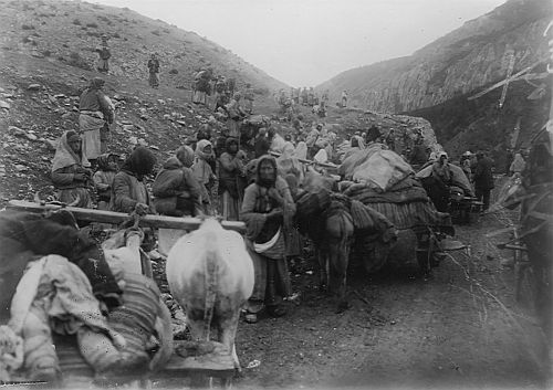 Fotografie des österreichischen Naturforschers Viktor Pietschmann. Das Bild zeigt deportierte Armenier auf dem Weg zur Kemah-Schlucht, in der seit Juni 1915 schon Zehntausende Armenier getötet worden waren. URL: http://commons.wikimedia.org/wiki/File%3A Armenian_deportations_in_Erzurum_by_Victor_Pietschmann_02.jpg.
