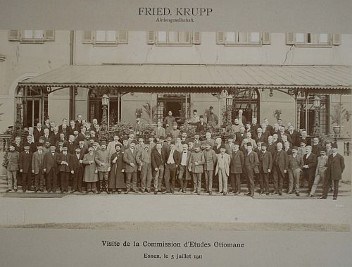 Türkische Delegation bei Krupp, 1911. Foto im Familienbesitz der Familie Krupp. URL: http://de.wikipedia.org/wiki/Datei:T%C3% BCrkische_Delegation_bei_Krupp_Juli_1911.jpg.