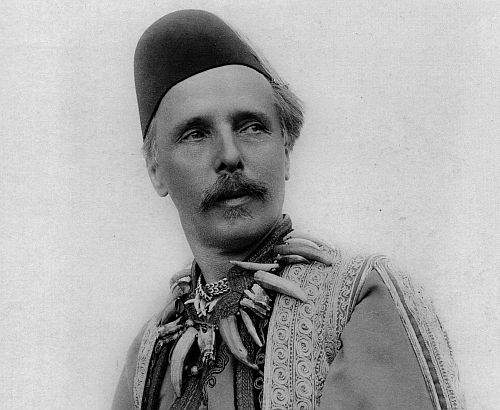 Karl May, verkleidet als Kara Ben Nemsi mit osmanischer Kopfbedeckung. Karl May ließ sich gerne in der Verkleidung seines Romanhelden fotografieren. URL: http://www.karl-may-gesellschaft.de/kmg/fotos/kostuem/kbn2.jpg.