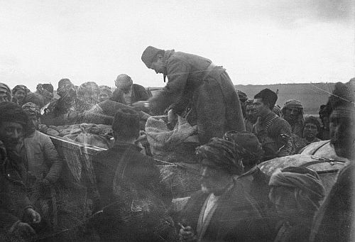 Foto aus dem Bestand des deutschen Vizekonsuls Max Erwin von Scheubner-Richter, der sich im Sommer 1915 gegen die Deportationen einsetzte und vor Erzurum unter armenischen Deportierten Brot verteilen ließ. Archiv des Auswärtigen Amtes, Erzurum BS 5398.
