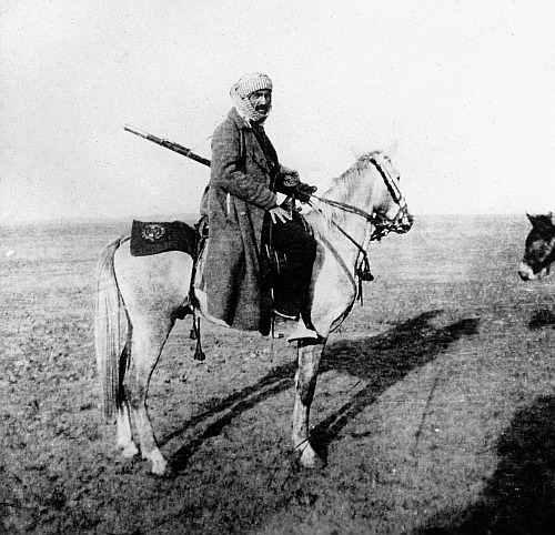 Türkischer Gendarm: „Hinter ihr aber ist einer, ständig bedacht, sie nicht zur Ruhe kommen zu lassen, der Zaptier, der türkische Gendarm, der im Auftrag seiner Regierung willig die grausamsten Taten vollführt und sie atemlos weiterhetzt .“ © Wallstein Verlag.