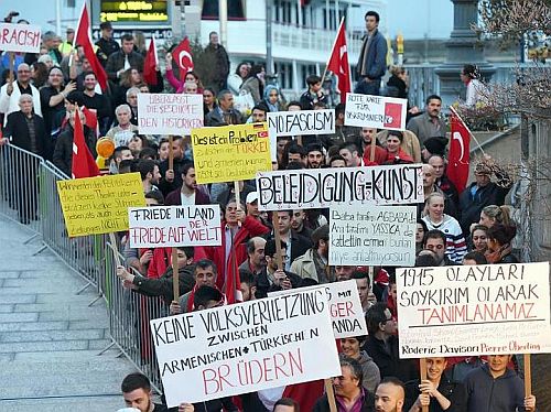 Proteste gegen die Inszenierung von Edgar Hilsenraths „Das Märchen vom letzten Gedanken“ in Konstanz, 2014. URL: http://www.focus.de/fotos/das-stueck-thematisiert-die-toetung-armeniern-im-osmanischen-reich_id_3708259.html.