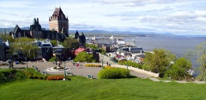 Blick von den "Plaines d'Abraham"auf das Château Frontenac.  Hier fand 1759 die entscheidende Schlacht statt, die dem britischen General Wolfe gegen dem französischen Kommandanten Montcalm den Sieg einbrachte. Dies bedeutete das Ende der französischen Kolonie Nouvelle-France und der Beginn der britischen Vorherrschaft in Québec. 