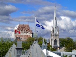 Quebecer und kanadische Fahne in Québec-Stadt