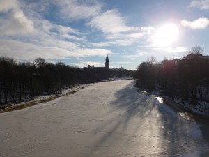 Aurajoki mit Kathedrale von Turku im Hintergrund