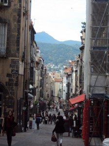 Sicht auf den Puy de Dôme von der Kathedrale