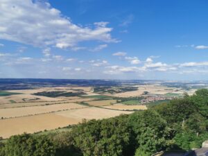 Landschaft mit Wald und Feldern vom Kyffhäuserdenkmal betrachtet.