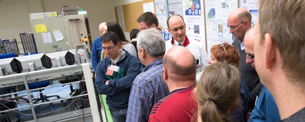 TRIGA-Betriebsleiter Dr. Christopher Geppert erläuterte der Besuchergruppe die Besonderheiten des Mainzer Forschungsreaktors. <small>(Foto: Peter Pulkowski)</small> TRIGA-Betriebsleiter Dr. Christopher Geppert erläuterte der Besuchergruppe die Besonderheiten des Mainzer Forschungsreaktors. <small>(Foto: Peter Pulkowski)</small>