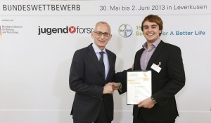 Felix Dumele receives the BAYER special award