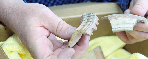 Scherben eines edomitischen Kochtopfs aus dem 7./6. Jahrhundert v.Chr. (Foto: Stefan F. Sämmer) Scherben eines edomitischen Kochtopfs aus dem 7./6. Jahrhundert v.Chr. (Foto: Stefan F. Sämmer)