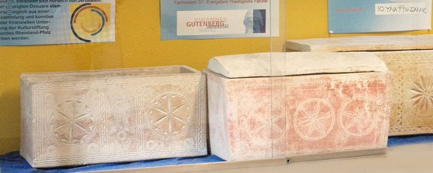 Ossuare - oder Knochenkästen - dienten von 20 v.Chr. bis 70 n.Chr. der sekundären Aufbewahrung menschlicher Knochen. (Foto: Stefan F. Sämmer) Ossuare - oder Knochenkästen - dienten von 20 v.Chr. bis 70 n.Chr. der sekundären Aufbewahrung menschlicher Knochen. (Foto: Stefan F. Sämmer)