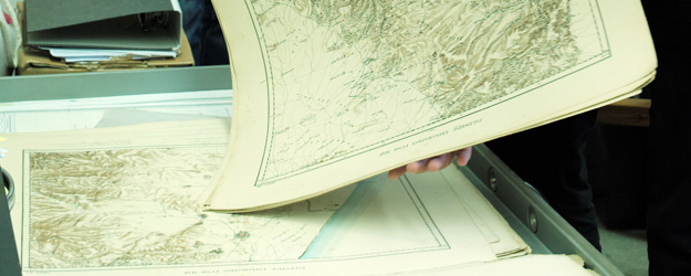 Gemeinsam mit Doktorand Ulrich Hofeditz hat Zwickel disee Karten mit den ältesten kartografischen Vermessungen des heutigen Israel digitalisiert und mit modernen Karten verglichen. (Foto: Stefan F. Sämmer) Gemeinsam mit Doktorand Ulrich Hofeditz hat Zwickel disee Karten mit den ältesten kartografischen Vermessungen des heutigen Israel digitalisiert und mit modernen Karten verglichen. (Foto: Stefan F. Sämmer)