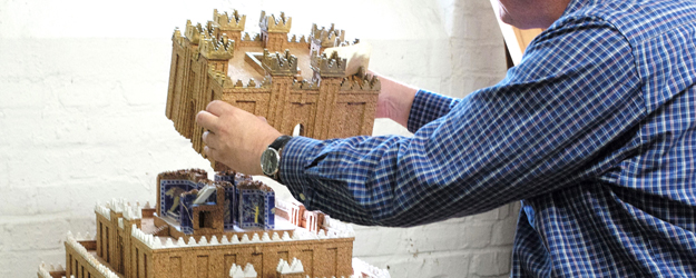 Jede Etage des hüfthohen Modells des Turms zu Babel lässt sich abnehmen und offenbart das reiche Interieur. (Foto: Stefan F. Sämmer) Jede Etage des hüfthohen Modells des Turms zu Babel lässt sich abnehmen und offenbart das reiche Interieur. (Foto: Stefan F. Sämmer)