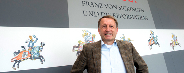 Prof. Dr. Wolfgang Breul von der Evangelisch-Theologischen Fakultät der JGU hat die Ausstellung 'Ritter! Tod! Teufel? Franz von Sickingen und die Reformation' im Landesmuseum Mainz initiiert. <small>(Foto: Peter Pulkowski)</small> Prof. Dr. Wolfgang Breul von der Evangelisch-Theologischen Fakultät der JGU hat die Ausstellung 'Ritter! Tod! Teufel? Franz von Sickingen und die Reformation' im Landesmuseum Mainz initiiert. <small>(Foto: Peter Pulkowski)</small>