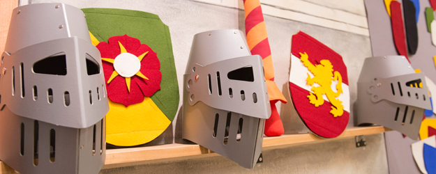 Auch kleinen Besucherinnen und Besuchern bietet die Ausstellung 'Ritter! Tod! Teufel? Franz von Sickingen und die Reformation' ein buntes Programm. <small>(Foto: Peter Pulkowski)</small> Auch kleinen Besucherinnen und Besuchern bietet die Ausstellung 'Ritter! Tod! Teufel? Franz von Sickingen und die Reformation' ein buntes Programm. <small>(Foto: Peter Pulkowski)</small>