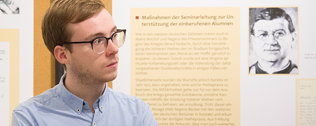 In seiner Dissertation will Maximilian Künster die Feldpost von Alumnen aus dem Zweiten Weltkrieg auswerten und analysieren. (Foto: Peter Pulkowski) In seiner Dissertation will Maximilian Künster die Feldpost von Alumnen aus dem Zweiten Weltkrieg auswerten und analysieren. (Foto: Peter Pulkowski)