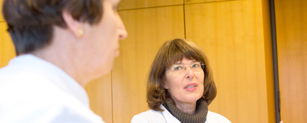 Dr. Claudia Mildner (r.), Fachapothekerin für Klinische Pharmazie, berichtet von dem Dilemma der Entlassungsmedikation. (Foto: Peter Pulkowski) Dr. Claudia Mildner (r.), Fachapothekerin für Klinische Pharmazie, berichtet von dem Dilemma der Entlassungsmedikation. (Foto: Peter Pulkowski)