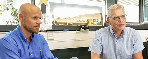 Im Rahmen des SFB wollen Tobias Bopp (l.) und Hansjörg Schild Parallelen zwischen den Evasionsstrategien von chronischen Krankheiten und Tumoren aufdecken. (Foto: Stefan F. Sämmer) Im Rahmen des SFB wollen Tobias Bopp (l.) und Hansjörg Schild Parallelen zwischen den Evasionsstrategien von chronischen Krankheiten und Tumoren aufdecken. (Foto: Stefan F. Sämmer)
