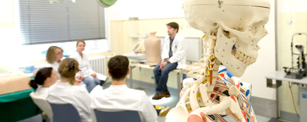 Im Skills Lab können Medizinstudenten in einer Vielzahl von Kursen ihre praktischen Fähigkeiten erproben und verbessern. (Foto: Peter Pulkowski) Im Skills Lab können Medizinstudenten in einer Vielzahl von Kursen ihre praktischen Fähigkeiten erproben und verbessern. (Foto: Peter Pulkowski)