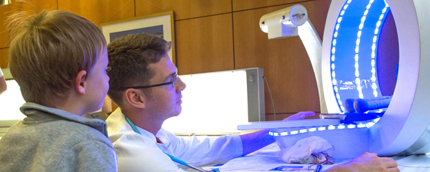 Die Studierenden haben sich sogar eine täuschend echte Computertomograf-Attrappe für den Einsatz in der Teddyklinik gebastelt. (Foto: Peter Pulkowski) Die Studierenden haben sich sogar eine täuschend echte Computertomograf-Attrappe für den Einsatz in der Teddyklinik gebastelt. (Foto: Peter Pulkowski)