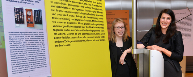 Die Ausstellung 'Touch dich sm@rt' im Museum für Kommunikation Frankfurt präsentiert in sechs Themenkomplexen, welche Möglichkeiten und Konflikte sich aus dem Umgang mit der neuen Technik ergeben. (Foto: Uwe Feuerbach) Die Ausstellung 'Touch dich sm@rt' im Museum für Kommunikation Frankfurt präsentiert in sechs Themenkomplexen, welche Möglichkeiten und Konflikte sich aus dem Umgang mit der neuen Technik ergeben. (Foto: Uwe Feuerbach)