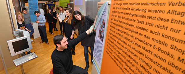 Für die Ausstellung 'Touch dich sm@rt' haben die Mainzer Masterstudierenden Interviews mit etwa 50 Gesprächspartnern im Alter von 13 bis 76 Jahren geführt und dieses für die Darstellung auf Texttafen und -fahnen ausgewertet. (Foto: Uwe Feuerbach) Für die Ausstellung 'Touch dich sm@rt' haben die Mainzer Masterstudierenden Interviews mit etwa 50 Gesprächspartnern im Alter von 13 bis 76 Jahren geführt und dieses für die Darstellung auf Texttafen und -fahnen ausgewertet. (Foto: Uwe Feuerbach)