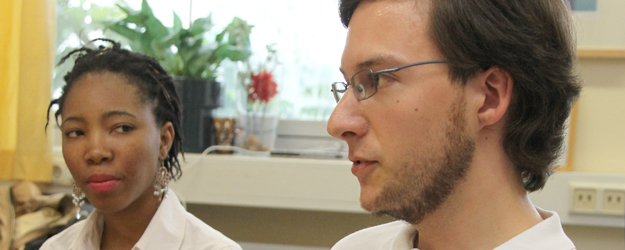 Angela Gbandi (l.) studiert im zweiten Semester 'Sociolinguistics and Multilingualism' in Mainz, Frederik Bissinger arbeitet bereits an seiner Masterarbeit über Sprachpolitik in Schweden. (Foto: Stefan F. Sämmer) Angela Gbandi (l.) studiert im zweiten Semester 'Sociolinguistics and Multilingualism' in Mainz, Frederik Bissinger arbeitet bereits an seiner Masterarbeit über Sprachpolitik in Schweden. (Foto: Stefan F. Sämmer)