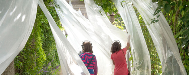 Der performative Audiowalk führte die Besucherinnen und Besucher unter anderem in einen verwirrenden Parcours im Botanischen Garten. (Foto: Peter Pulkowski) Der performative Audiowalk führte die Besucherinnen und Besucher unter anderem in einen verwirrenden Parcours im Botanischen Garten. (Foto: Peter Pulkowski)