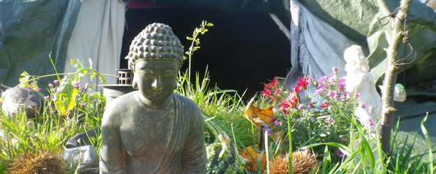 Bunt bestückter Schwitzhüttenaltar (Foto: Mirko Uhlig) Bunt bestückter Schwitzhüttenaltar (Foto: Mirko Uhlig)