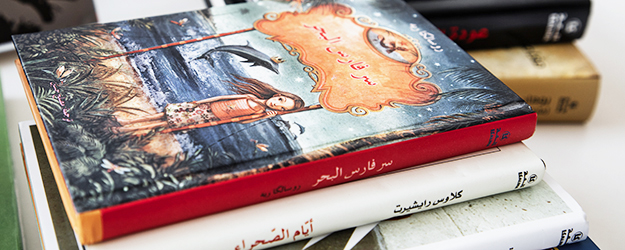 Neben Büchern von Christa Wolf oder Herta Müller macht das Team auch Kinder- und Jugendbücher für den arabischen Markt zugänglich. (Foto: Britta Hoff) Neben Büchern von Christa Wolf oder Herta Müller macht das Team auch Kinder- und Jugendbücher für den arabischen Markt zugänglich. (Foto: Britta Hoff)