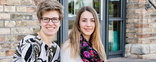 Amrei Bahr (l.) und Nadine Müller engagieren sich neben ihrem Studium in der Studierendeninitiative und organisieren Sprachkurse und Freizeitangebote für Geflüchtete. (Foto: Britta Hoff) Amrei Bahr (l.) und Nadine Müller engagieren sich neben ihrem Studium in der Studierendeninitiative und organisieren Sprachkurse und Freizeitangebote für Geflüchtete. (Foto: Britta Hoff)