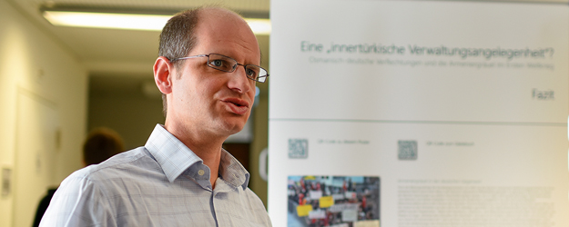 Dr. Andreas Frings leitet das Lehrprojekt und hat gemeinsam mit elf Studierenden die Ausstellung erarbeitet. <small>(Foto: Andreas Linsenmann)</small> Dr. Andreas Frings leitet das Lehrprojekt und hat gemeinsam mit elf Studierenden die Ausstellung erarbeitet. <small>(Foto: Andreas Linsenmann)</small>