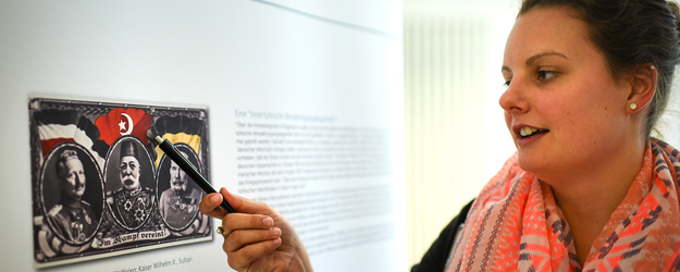 Judith Perisic stellt in der Ausstellung den deutschen Offizier Eberhard Graf Wolffskeel von Reichenberg vor. <small>(Foto: Andreas Linsenmann)</small> Judith Perisic stellt in der Ausstellung den deutschen Offizier Eberhard Graf Wolffskeel von Reichenberg vor. <small>(Foto: Andreas Linsenmann)</small>