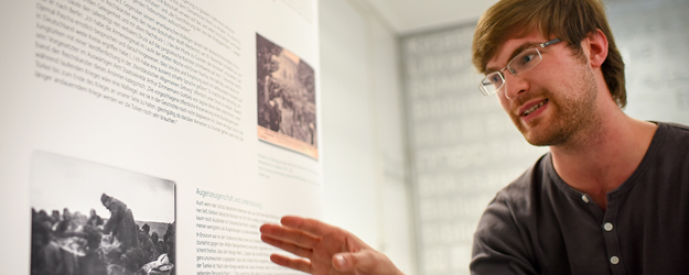 Yannick Weber erarbeitete ein Plakat zur deutschen Diplomatie im Osmanischen Reich. <small>(Foto: Andreas Linsenmann)</small> Yannick Weber erarbeitete ein Plakat zur deutschen Diplomatie im Osmanischen Reich. <small>(Foto: Andreas Linsenmann)</small>