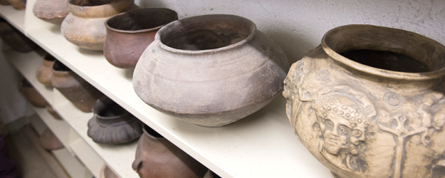 In der Vor- und frühgeschichtlichen Lehrsammlung finden sich Gefäße von unterschiedlicher Qualität und aus verschiedensten Epochen, so auch aus der Linearbandkeramischen Kultur. (Foto: Peter Pulkowski) In der Vor- und frühgeschichtlichen Lehrsammlung finden sich Gefäße von unterschiedlicher Qualität und aus verschiedensten Epochen, so auch aus der Linearbandkeramischen Kultur. (Foto: Peter Pulkowski)