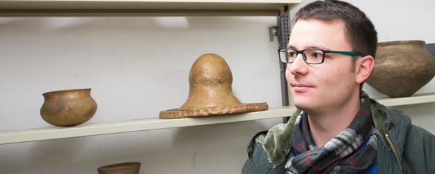 Daniel Schäfer bietet Übungen zu bestimmten Funden an, in deren Verlauf Studierende einzelne Objekte zeichnen und wissenschaftlich bestimmen. (Foto: Peter Pulkowski) Daniel Schäfer bietet Übungen zu bestimmten Funden an, in deren Verlauf Studierende einzelne Objekte zeichnen und wissenschaftlich bestimmen. (Foto: Peter Pulkowski)