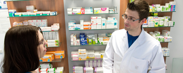 Kundenkontakt und Medikamentenkunde stehen in der praxisorientierten Trainingsapotheke im Vordergrund. (Foto: Peter Pulkowski) Kundenkontakt und Medikamentenkunde stehen in der praxisorientierten Trainingsapotheke im Vordergrund. (Foto: Peter Pulkowski)