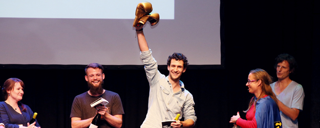 Das Publikum kürte Daniel Piehs kreative Darstellung seiner Forschung zum Sieger des LifeScienceSlam anlässlich des 70-jährigen Jubiläums der Wiedereröffnung der JGU. (Foto: Bernd Eßling) Das Publikum kürte Daniel Piehs kreative Darstellung seiner Forschung zum Sieger des LifeScienceSlam anlässlich des 70-jährigen Jubiläums der Wiedereröffnung der JGU. (Foto: Bernd Eßling)