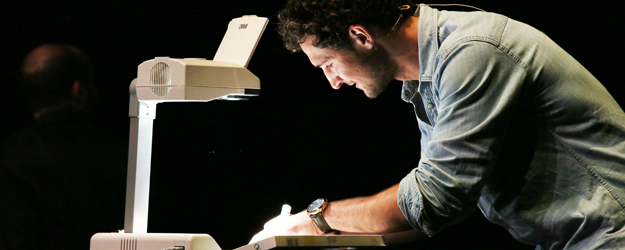 Daniel Pieh, Student der Humanmedizin an der Universitätsmedizin Mainz, erklärte seine Forschung an Krebszellen anhand eines selbst gezeichneten Cartoons. (Foto: Bernd Eßling) Daniel Pieh, Student der Humanmedizin an der Universitätsmedizin Mainz, erklärte seine Forschung an Krebszellen anhand eines selbst gezeichneten Cartoons. (Foto: Bernd Eßling)