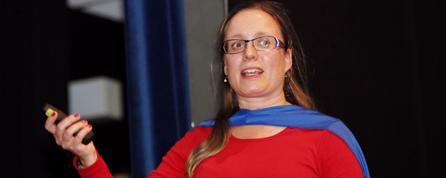 Dr. Tineke Vogelaar widmete sich der Frage, wie beschädigte Nervenzellen nach einer Querschnittslähmung wieder zum Zusammenwachsen gebracht werden können. (Foto: Bernd Eßling) Dr. Tineke Vogelaar widmete sich der Frage, wie beschädigte Nervenzellen nach einer Querschnittslähmung wieder zum Zusammenwachsen gebracht werden können. (Foto: Bernd Eßling)