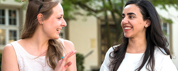 Sarah Ayash (r.), die aus Jordanien stammt, schreibt ihre Gedichte bisher auf Englisch, kann sich aber auch vorstellen, bald auf Arabisch zu dichten. (Foto: Stefan F. Sämmer) Sarah Ayash (r.), die aus Jordanien stammt, schreibt ihre Gedichte bisher auf Englisch, kann sich aber auch vorstellen, bald auf Arabisch zu dichten. (Foto: Stefan F. Sämmer)