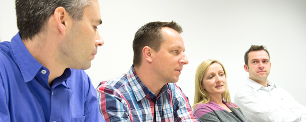 (v.l.) Dr. Sven Horke, Dr. Christian Berger, Dr. Ana Rogulja-Ortmann und Dr. Robin White haben an der JGU das JUGGLE-Netzwerk für Nachwuchsgruppenleiterinnen und -leiter in den Lebenswissenschaften initiiert. (Foto: Peter Pulkowski) (v.l.) Dr. Sven Horke, Dr. Christian Berger, Dr. Ana Rogulja-Ortmann und Dr. Robin White haben an der JGU das JUGGLE-Netzwerk für Nachwuchsgruppenleiterinnen und -leiter in den Lebenswissenschaften initiiert. (Foto: Peter Pulkowski)
