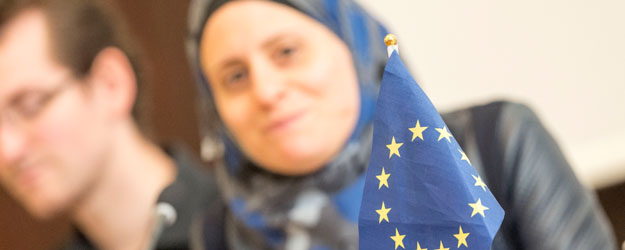 MEUM simuliert den Gesetzgebungsprozess der EU anhand realer Gesetzesentwürfe der EU-Kommission. Im Hintergrund ist die diesjährige MEUM-Parlamentspräsidentin Lina Kalouti zu sehen. (Foto: Stefan F. Sämmer) MEUM simuliert den Gesetzgebungsprozess der EU anhand realer Gesetzesentwürfe der EU-Kommission. Im Hintergrund ist die diesjährige MEUM-Parlamentspräsidentin Lina Kalouti zu sehen. (Foto: Stefan F. Sämmer)