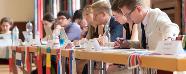 In diesem Jahr haben 85 junge Menschen aus rund 20 Ländern der Welt an der Model European Union Mainz teilgenommen. (Foto: Stefan F. Sämmer) In diesem Jahr haben 85 junge Menschen aus rund 20 Ländern der Welt an der Model European Union Mainz teilgenommen. (Foto: Stefan F. Sämmer)